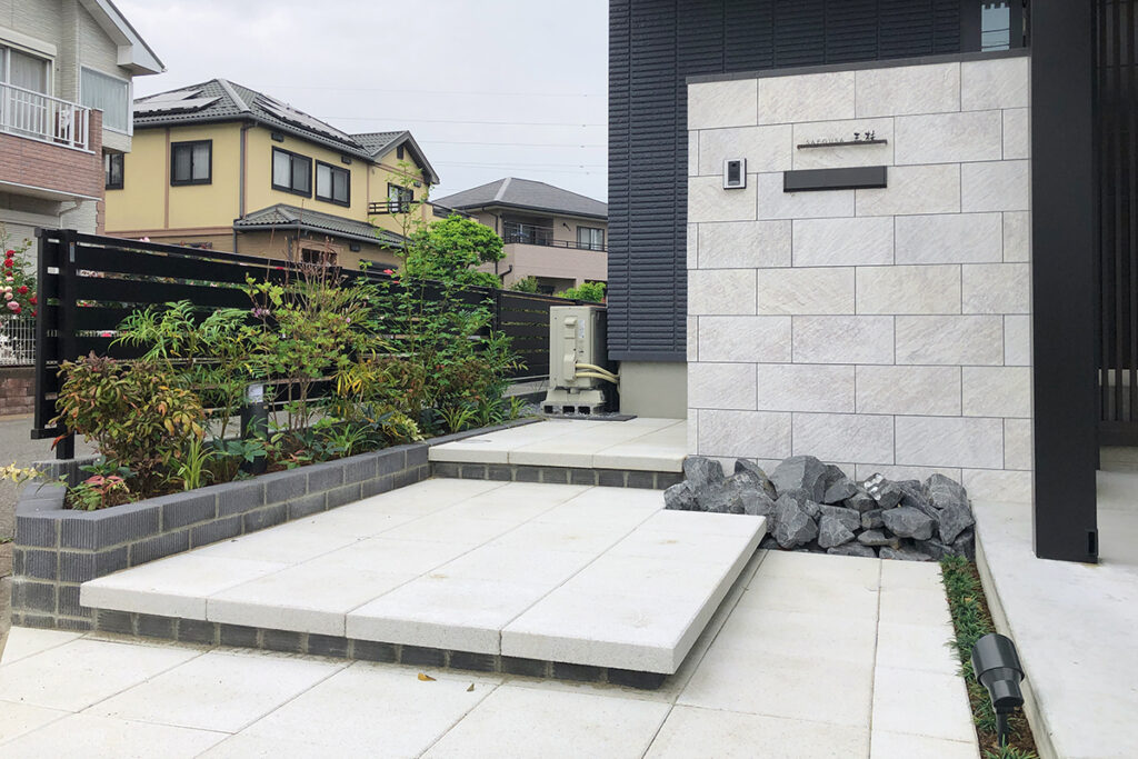 タイル張り門柱